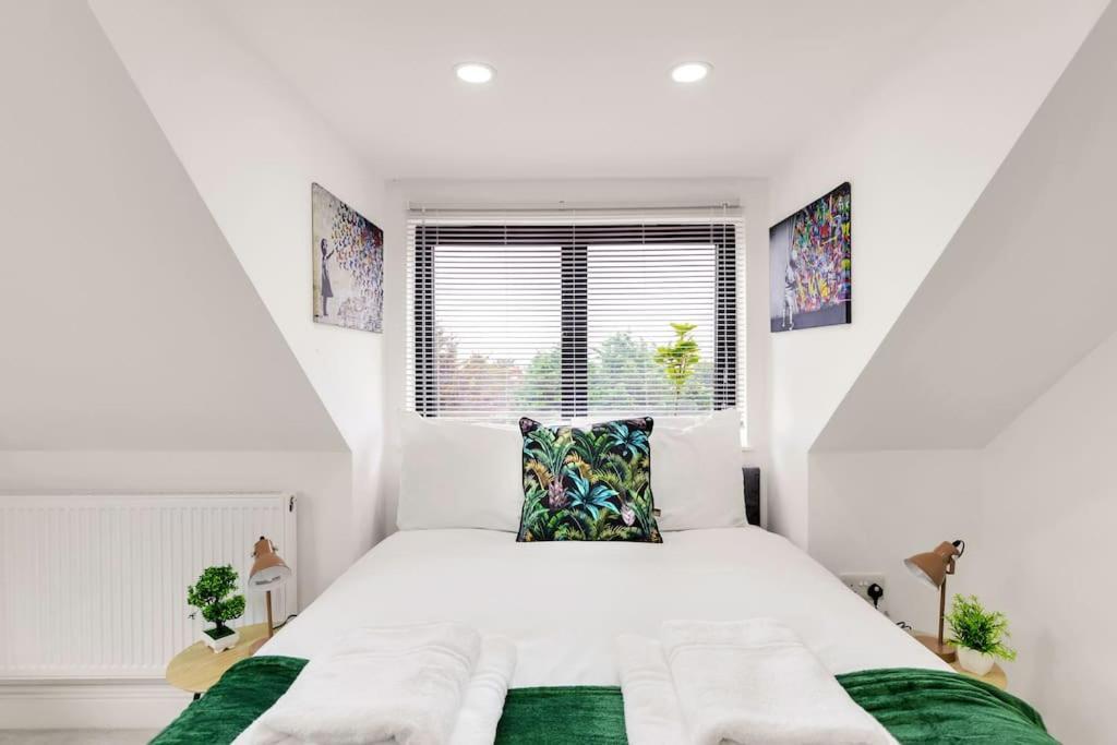 Apartament Modern 5 Occupancy Flat Free Parking & Views Londra