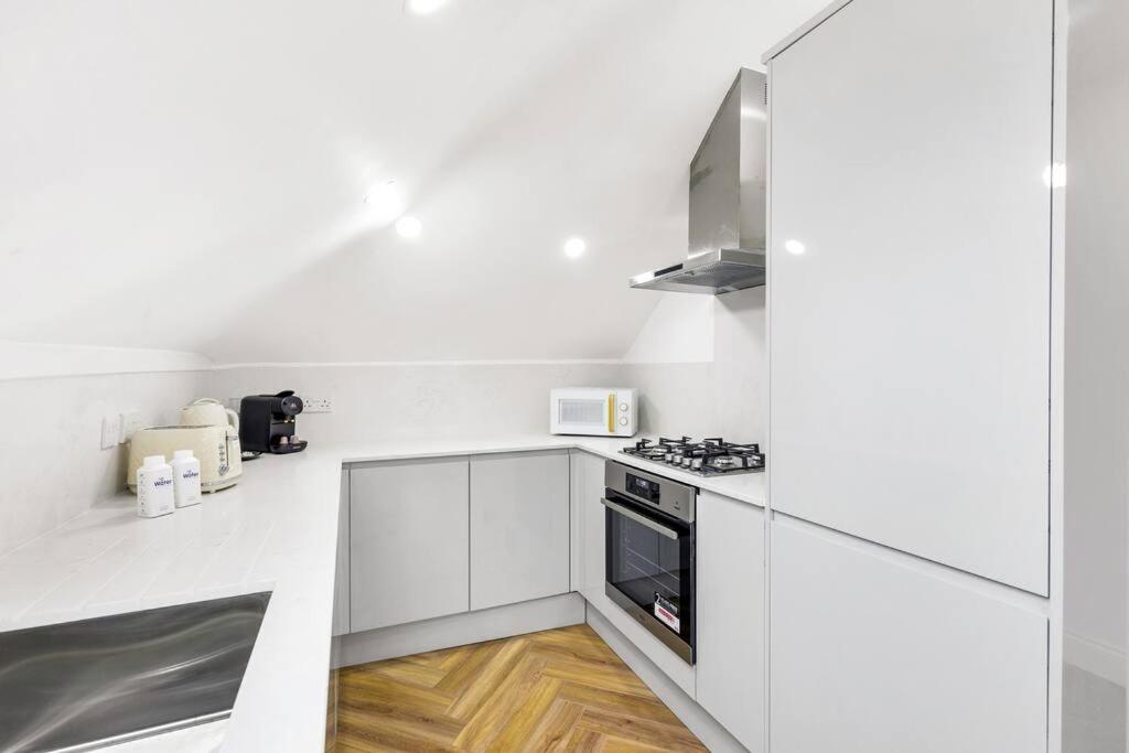 Modern 5 Occupancy Flat Free Parking & Views Londra