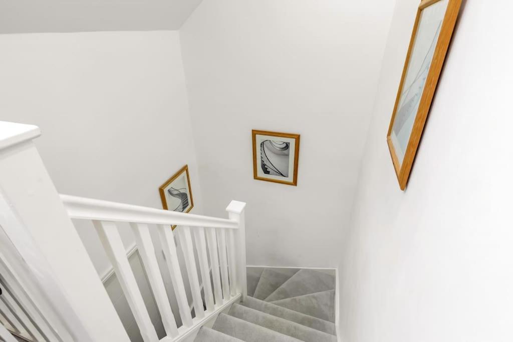 Modern 5 Occupancy Flat Free Parking & Views Londra